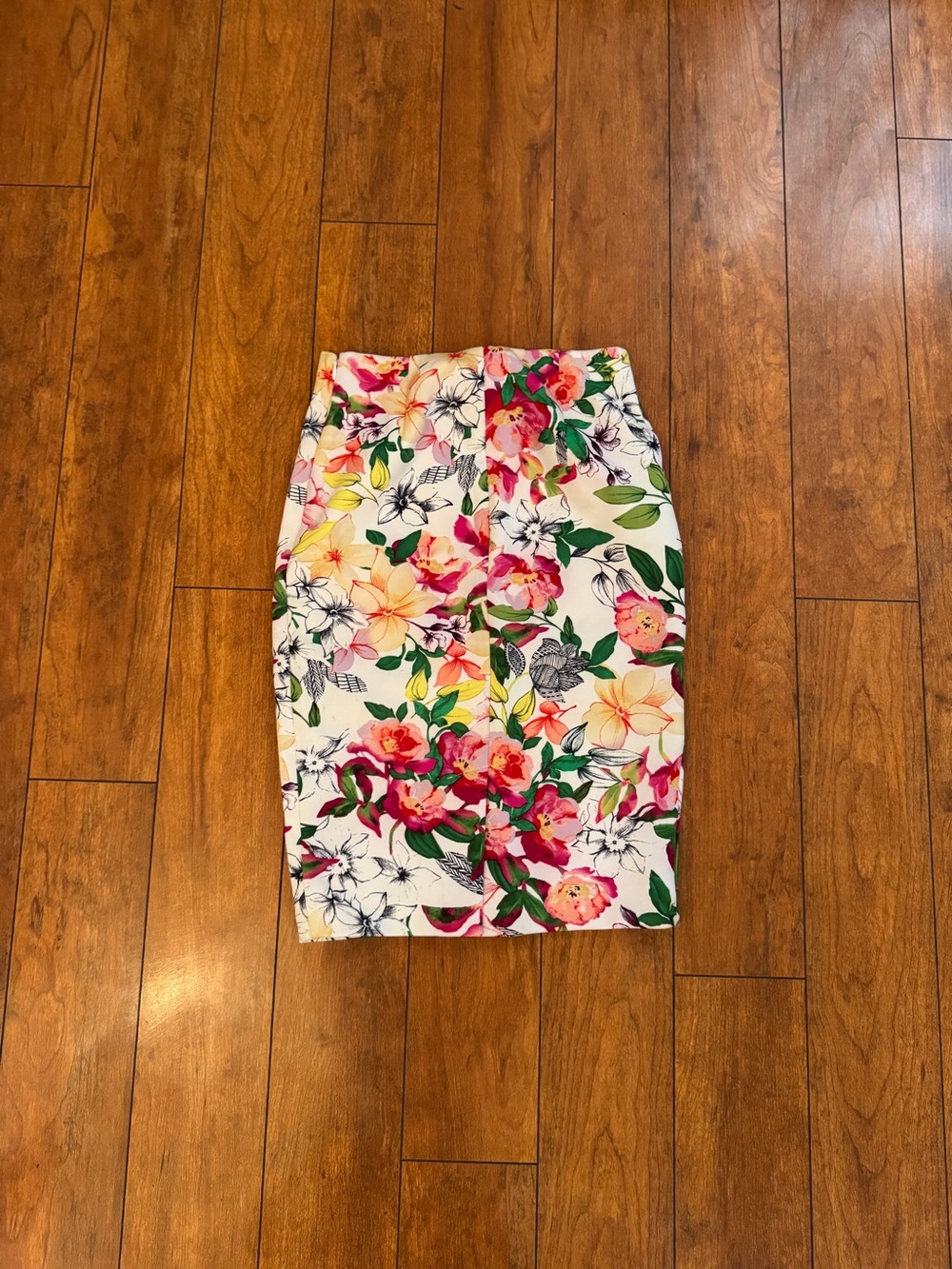 GUESS Floral Pencil Skirt in White and Pink